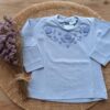 Remera flores bordadas