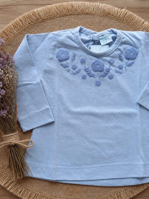 Remera flores bordadas