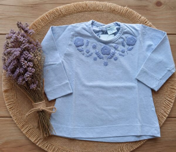 Remera flores bordadas